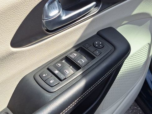 Used 2023 Chrysler Pacifica Touring-L image 21