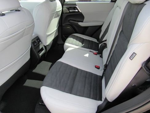 New 2025 Mitsubishi Outlander SE image 9