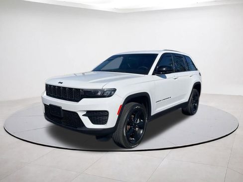 Used 2023 Jeep Grand Cherokee Altitude AWD/4WD image 3