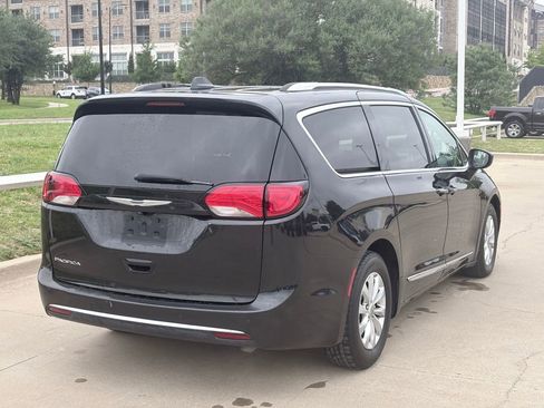 Used 2019 Chrysler Pacifica Touring-L FWD image 4