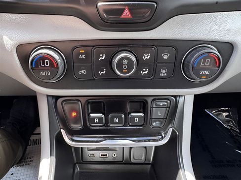 Used 2021 GMC Terrain SLT image 25