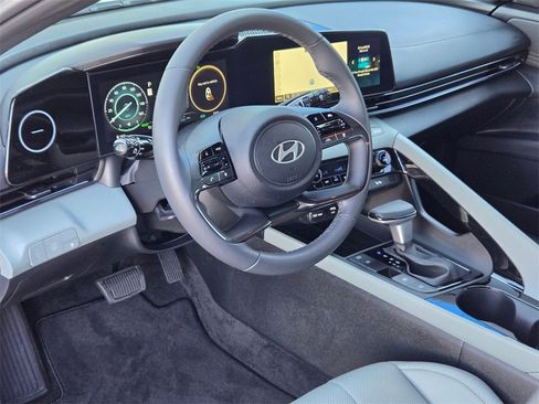 Used 2025 Hyundai Elantra Limited image 10