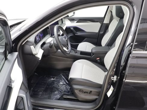 Used 2025 Volkswagen Tiguan SE w/ Panoramic Sunroof Package AWD/4WD image 6