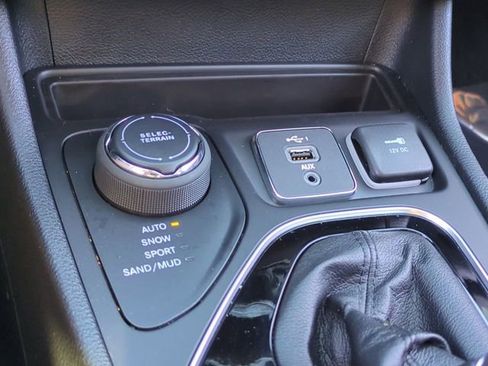 Used 2022 Jeep Cherokee Limited AWD/4WD image 22