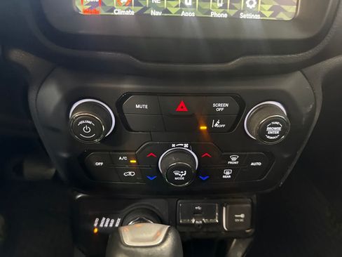 Used 2023 Jeep Renegade Trailhawk AWD/4WD image 29
