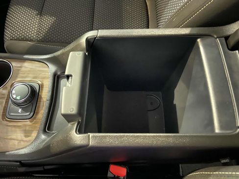 Used 2023 GMC Acadia SLE image 17