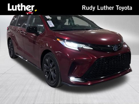 Certified 2025 Toyota Sienna XSE image 1