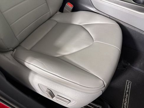 Used 2020 Toyota Highlander XLE image 34