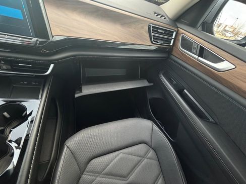 Used 2024 Volkswagen Atlas SE image 26