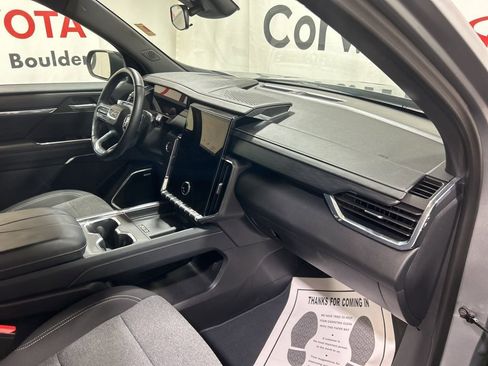 Used 2025 GMC Acadia Elevation image 13