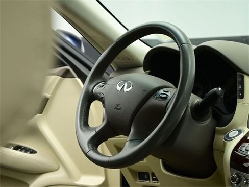 Used 2017 INFINITI Q70 3.7 image 40