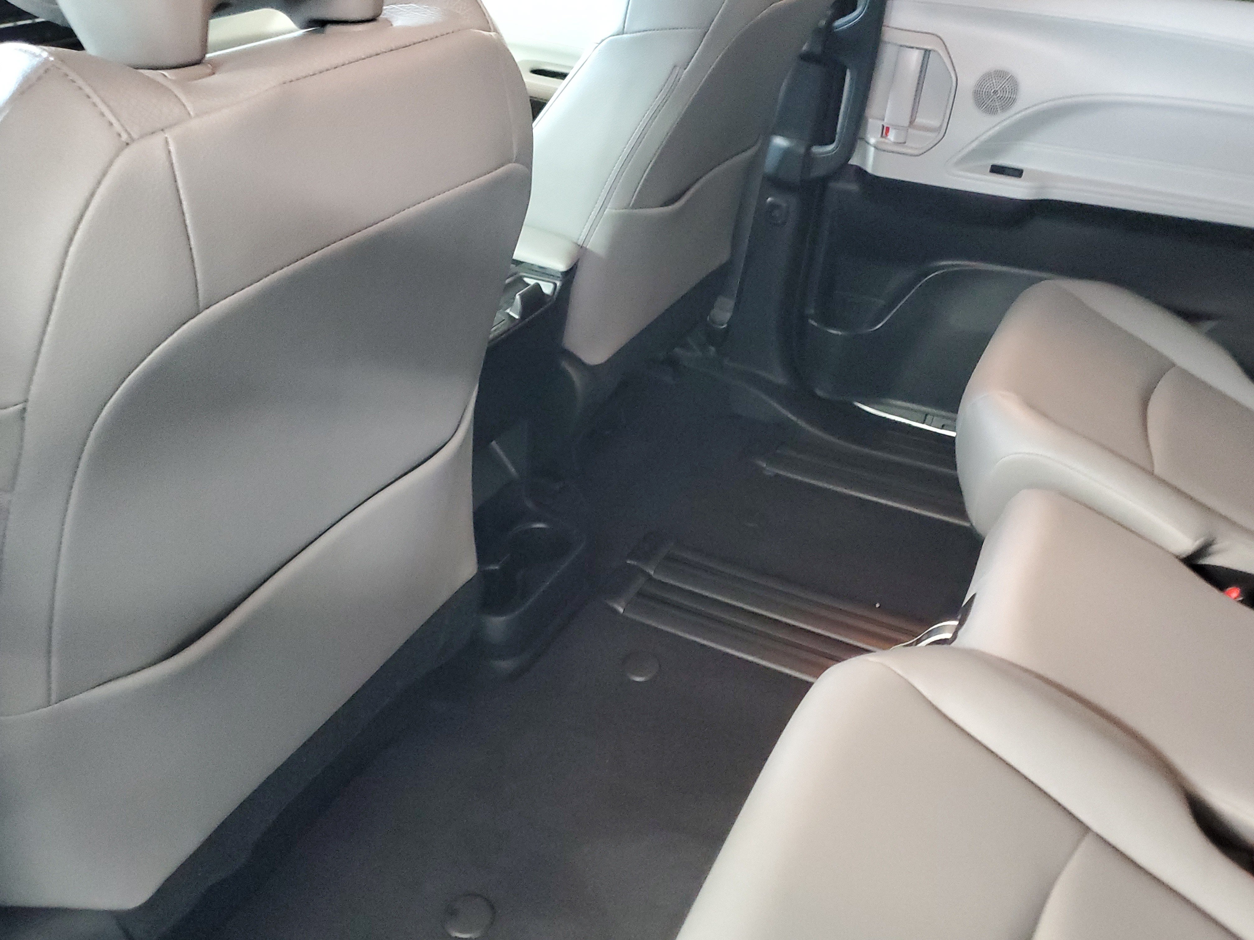 Certified 2025 Toyota Sienna XLE FWD image 14