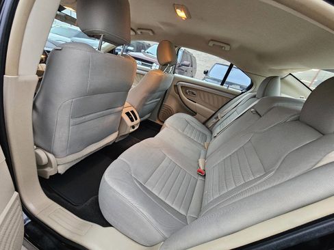Used 2015 Ford Taurus SE image 11