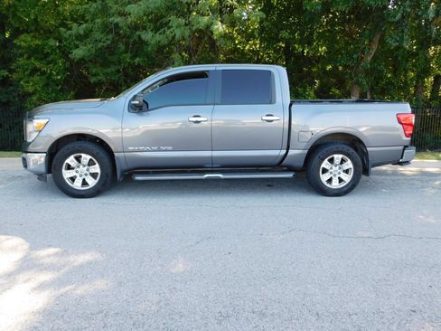 Used 2019 Nissan Titan SV RWD image 2