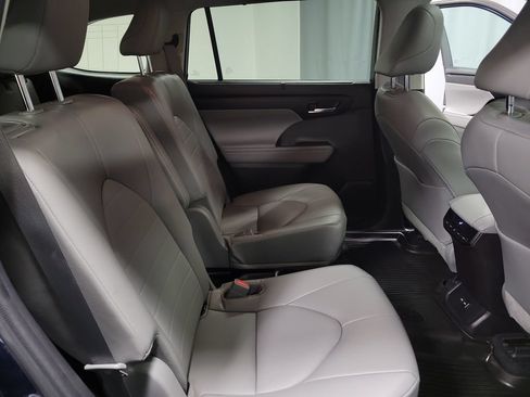 Used 2022 Toyota Highlander XLE AWD/4WD image 32