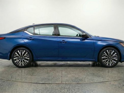 Used 2025 Nissan Altima 2.5 SV image 11