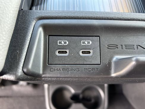Certified 2025 Toyota Sienna LE FWD image 22