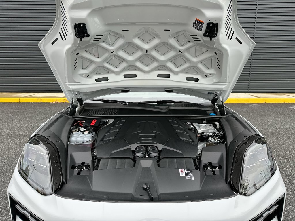 Certified 2025 Porsche Cayenne GTS AWD/4WD image 33