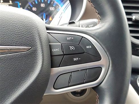 Used 2017 Chrysler Pacifica Touring-L image 20