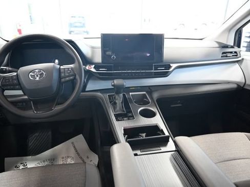 Certified 2025 Toyota Sienna LE AWD/4WD image 14
