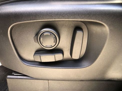 Used 2024 Land Rover Discovery S image 4