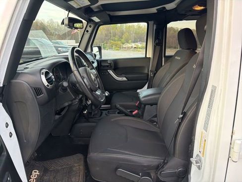 Used 2017 Jeep Wrangler Unlimited Sahara w/ Connectivity Group image 11