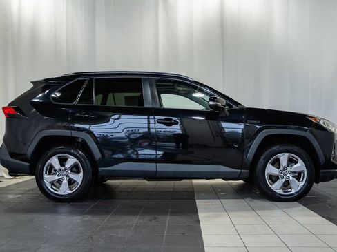 Used 2021 Toyota RAV4 XLE Premium image 3