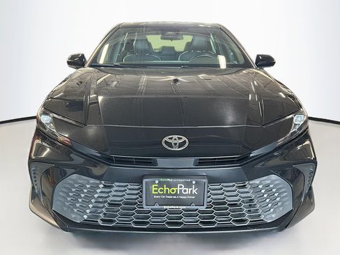 Used 2025 Toyota Camry SE FWD image 2