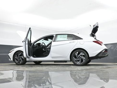 Used 2025 Hyundai Elantra Sport image 29