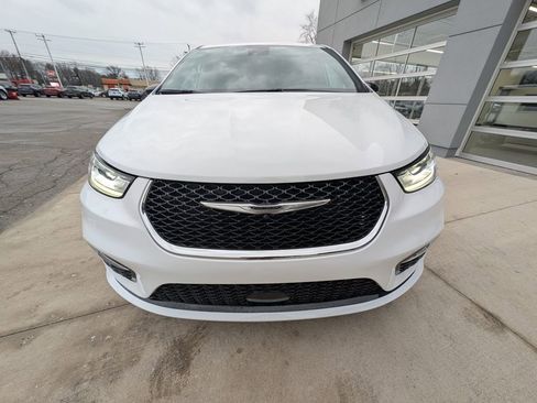 New 2026 Chrysler Pacifica Select image 9