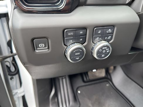 Used 2025 GMC Sierra 1500 AT4 w/ AT4 Premium Package AWD/4WD image 13