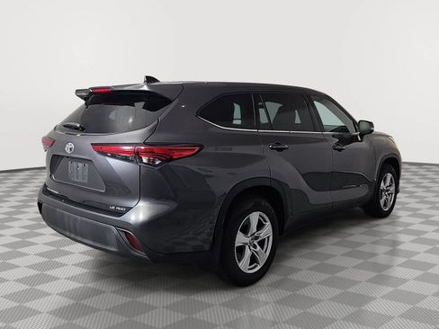 Used 2022 Toyota Highlander LE AWD/4WD image 8