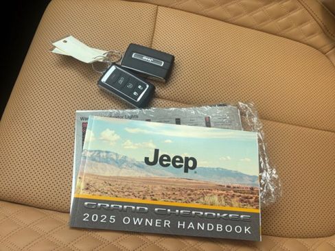 Used 2025 Jeep Grand Cherokee Summit w/ Adv Protech Group IV AWD/4WD image 22