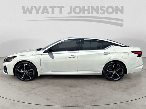 Used 2024 Nissan Altima 2.5 SR w/ SR Premium Package FWD image 2