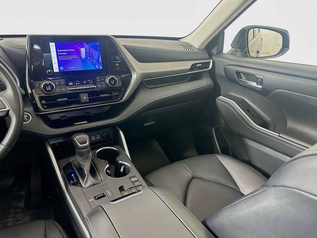 Used 2024 Toyota Highlander XLE FWD image 23