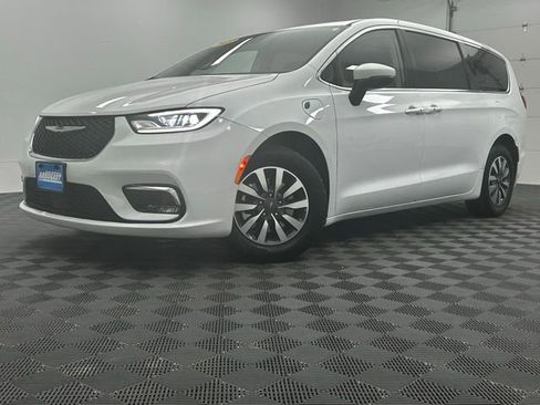 Used 2023 Chrysler Pacifica Touring-L image 18