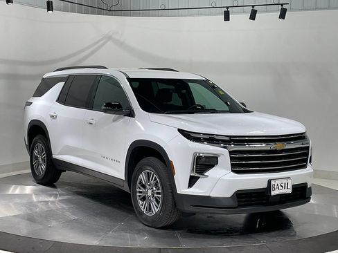 Used 2025 Chevrolet Traverse LT AWD/4WD image 42