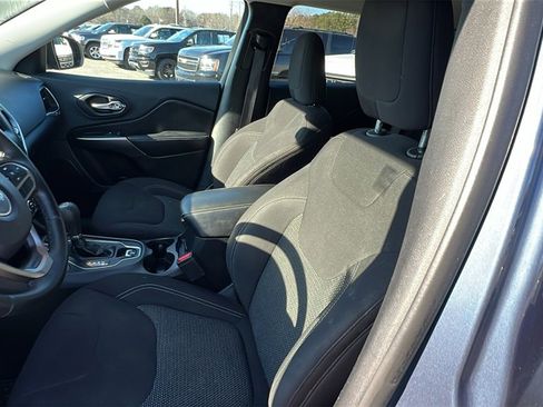 Used 2019 Jeep Cherokee Latitude w/ Cold Weather Group image 14