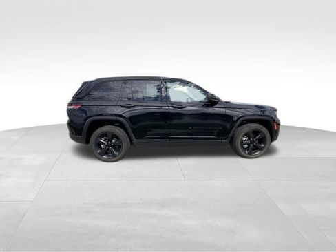Used 2023 Jeep Grand Cherokee Limited w/ Black Appearance Package AWD/4WD image 5