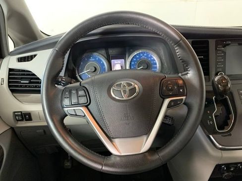 Used 2018 Toyota Sienna XLE FWD image 29