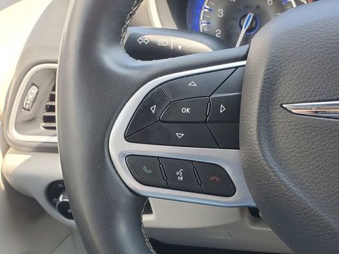 Used 2023 Chrysler Pacifica Touring-L FWD image 13