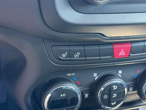 Used 2017 Jeep Renegade Altitude AWD/4WD image 24