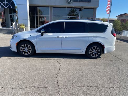 Used 2025 Chrysler Pacifica Pinnacle FWD image 10