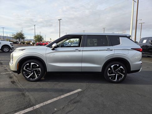 Used 2024 Mitsubishi Outlander 4WD Plug-In Hybrid image 3