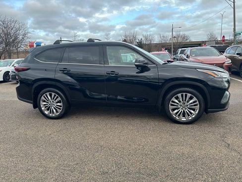 Used 2024 Toyota Highlander Platinum image 10