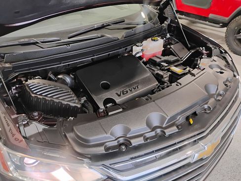 Used 2021 Chevrolet Traverse LT FWD image 32