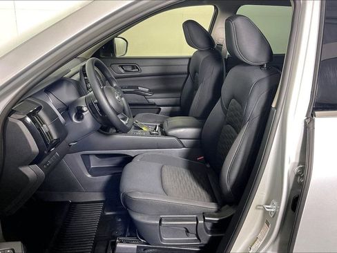 Used 2025 Nissan Pathfinder S image 36