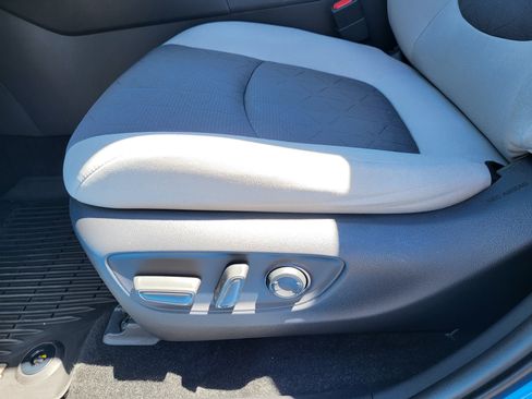 Used 2020 Toyota RAV4 XLE w/ Convenience Package AWD/4WD image 18