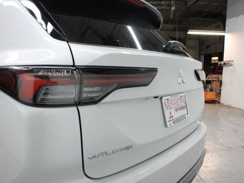 New 2025 Mitsubishi Outlander SE image 4