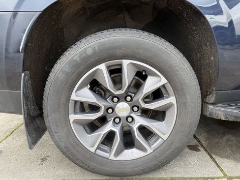 Used 2022 Chevrolet Suburban LT w/ LT Signature Package image 9